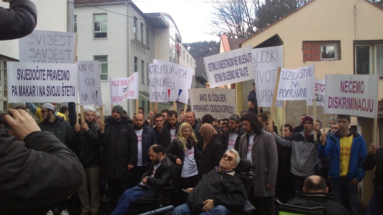 Okupljeni ispred zgrade Osnovnog suda Okupljeni ispred zgrade Osnovnog suda